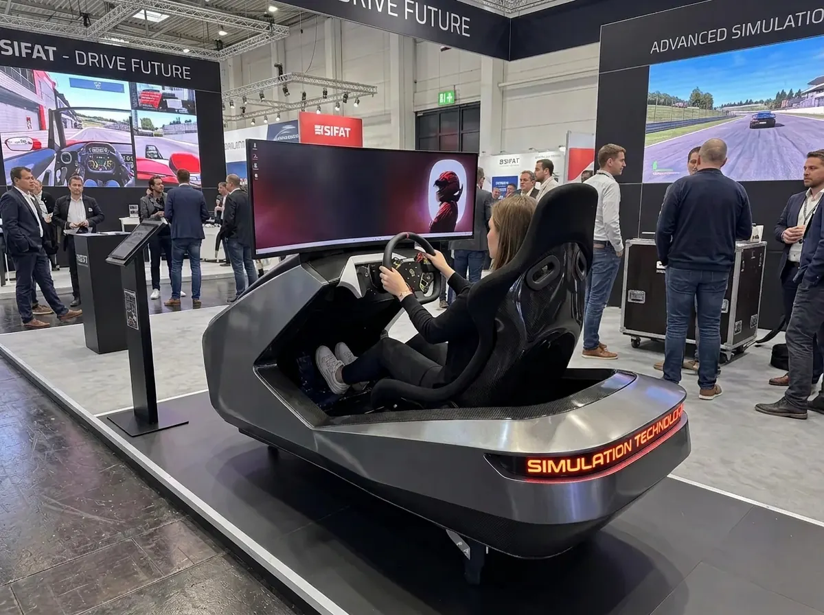 Eventos Una visitante conduce un simulador de conducción SIFAT en un estand de feria, rodeada de asistentes: evento de eSports y evento corporativo